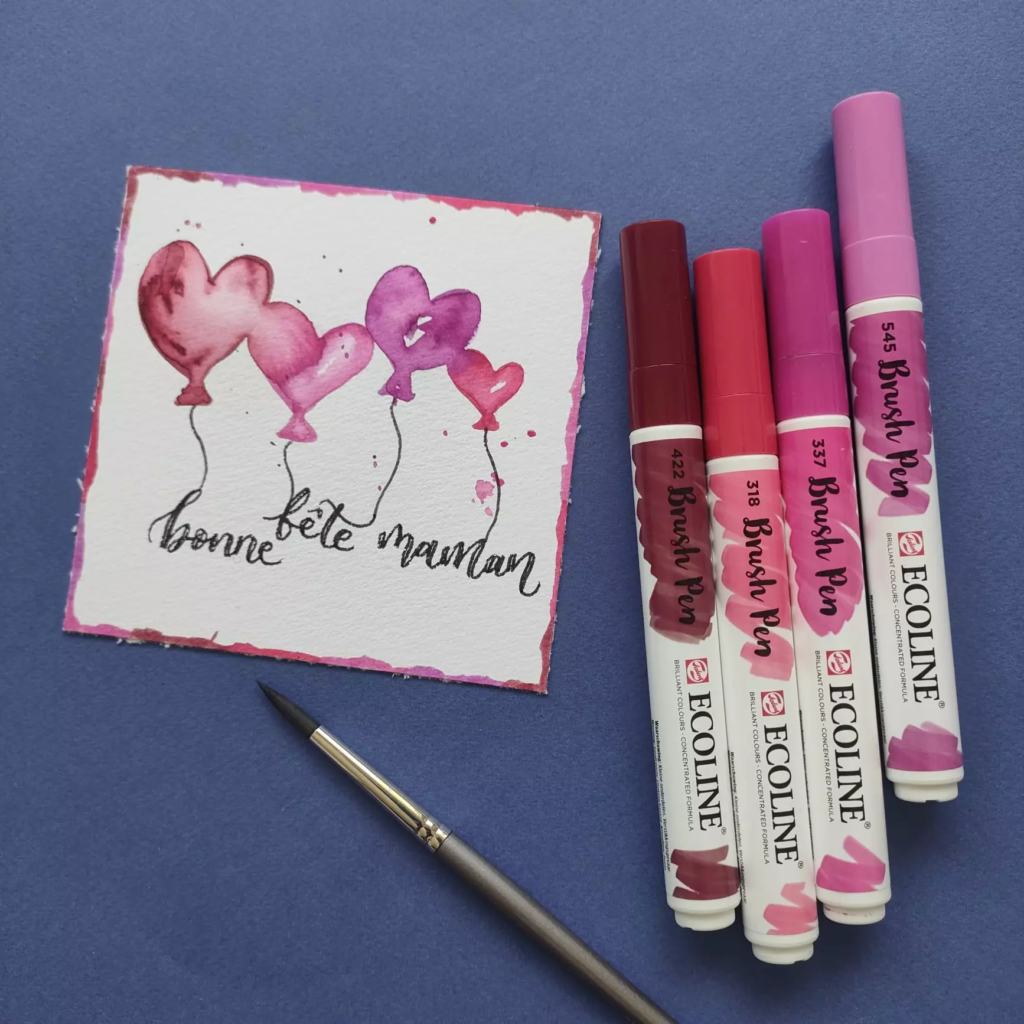 carte fête des mères format carré avec des feutres Ecoline. couleurs utilisées : roses et rouge