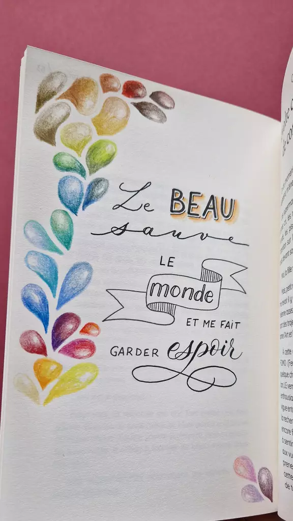 Je dessine dans mon livre "Je te rends le mot Artiste"